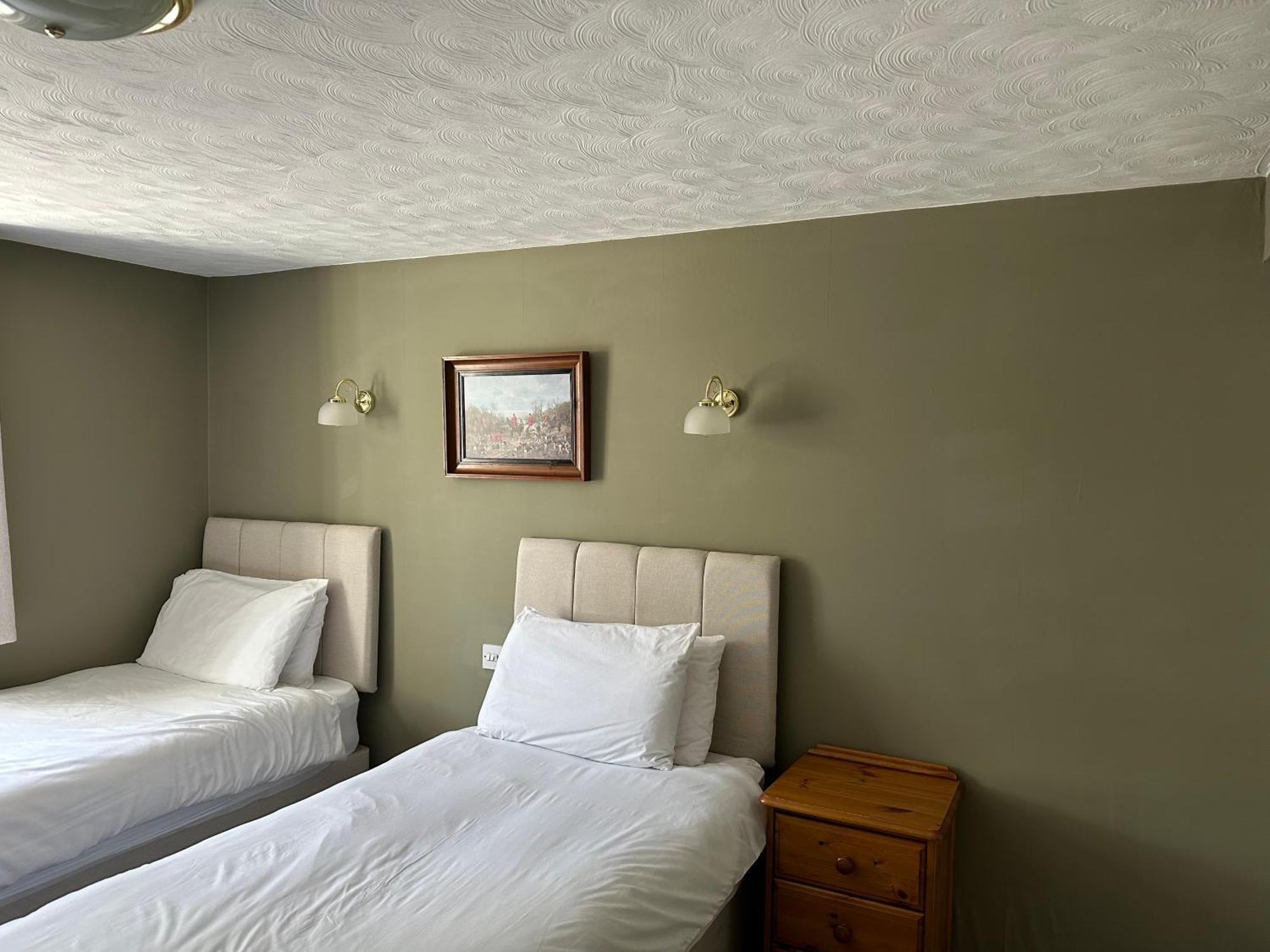 The Unicorn Inn Newton Solney Zimmer foto